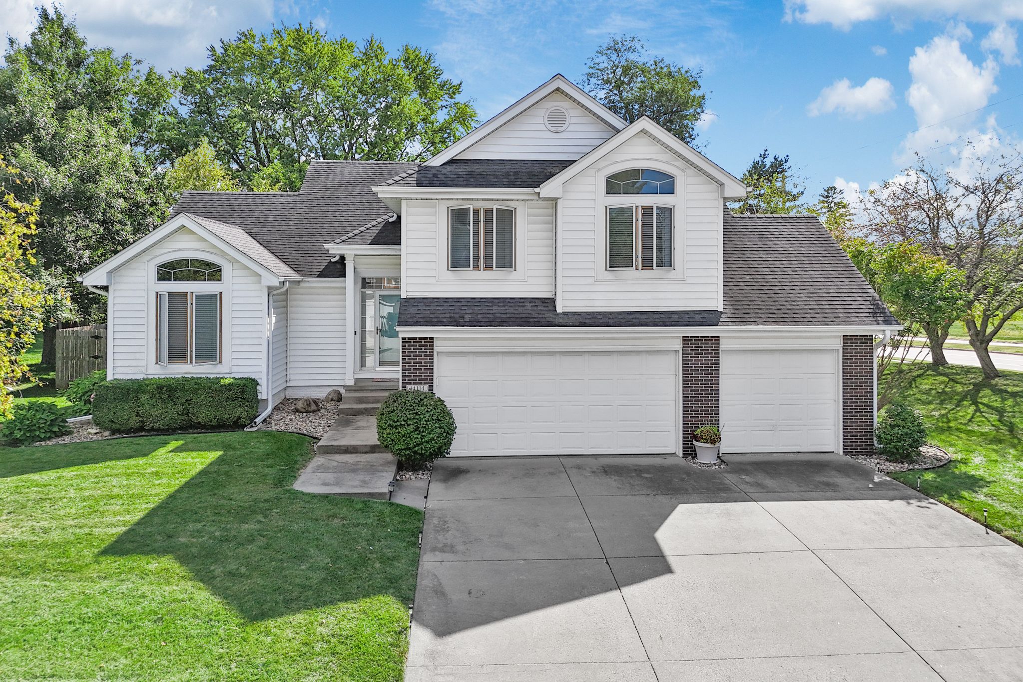 14114 Briarwood Ln, Urbandale, IA, Image 3